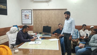 समाधान शिविर में समस्याएं सुनते हुए एसडीएम। विज्ञप्ति
