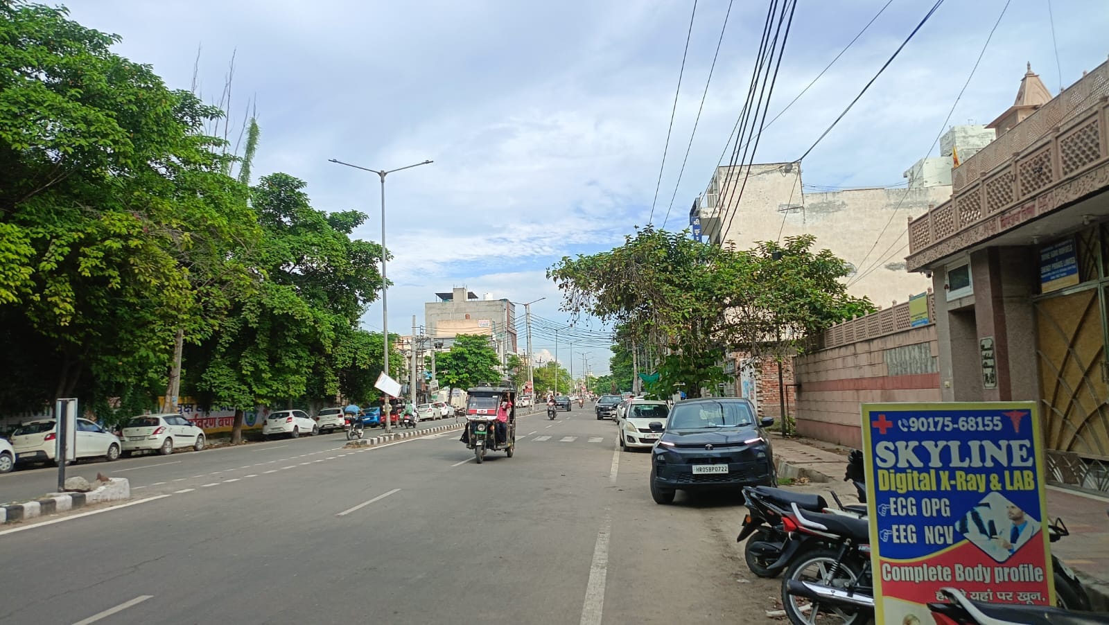 सोमवार को करनाल रोड पर आसमान में छाए बादल व सड़क से जाते वाहन। संवाद