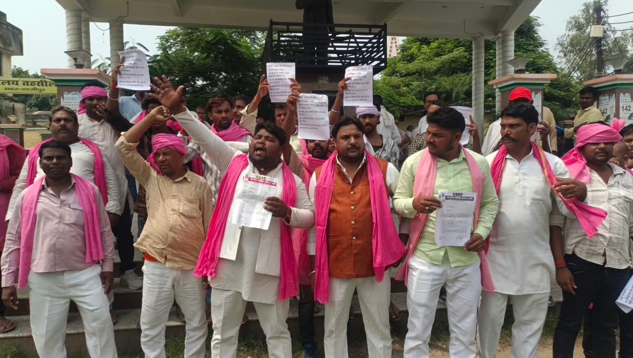 सरजू पांडेय पार्क में धरना प्रदर्शन के दौरान नारेबाजी करते भारतीय शोषित समाज पार्टी के कार्यकर्