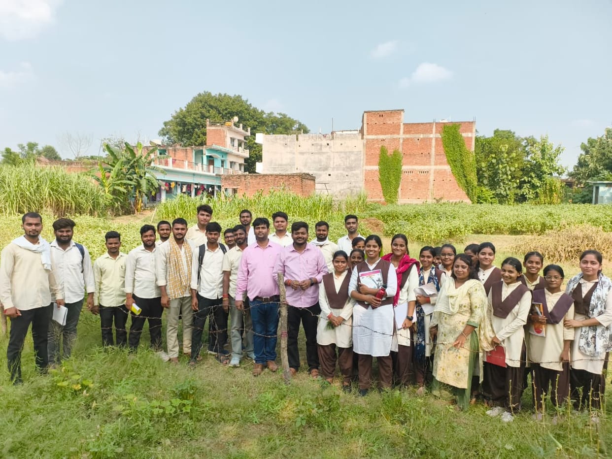 Students from the Faculty of Agriculture studied the weeds and pests found in crops.