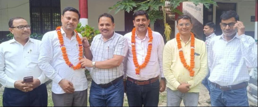 सरयू डिग्री कॉलेज करनैलगंज में आयोजित कार्यक्रम में एकत्र शिक्षक संघ के पदाधिकारी। स्रोत: महा