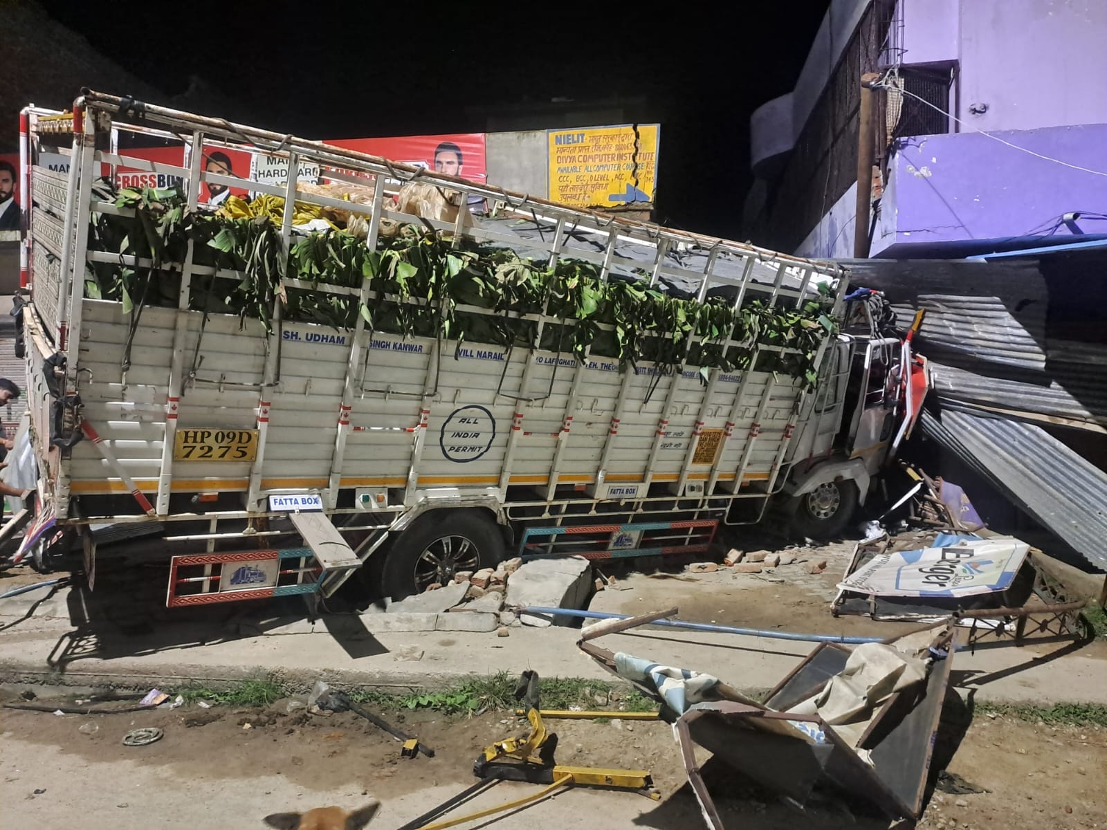 सिंधौली में हाईवे के किनारे हार्डवेयर क दुकान में घुसा डीसीएम मिनी ट्रक। संवाद
