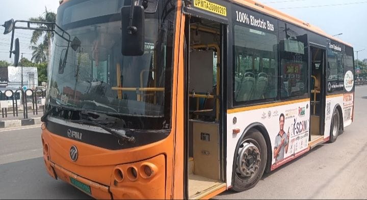 City bus breaks down in the middle of the road due to a dead battery