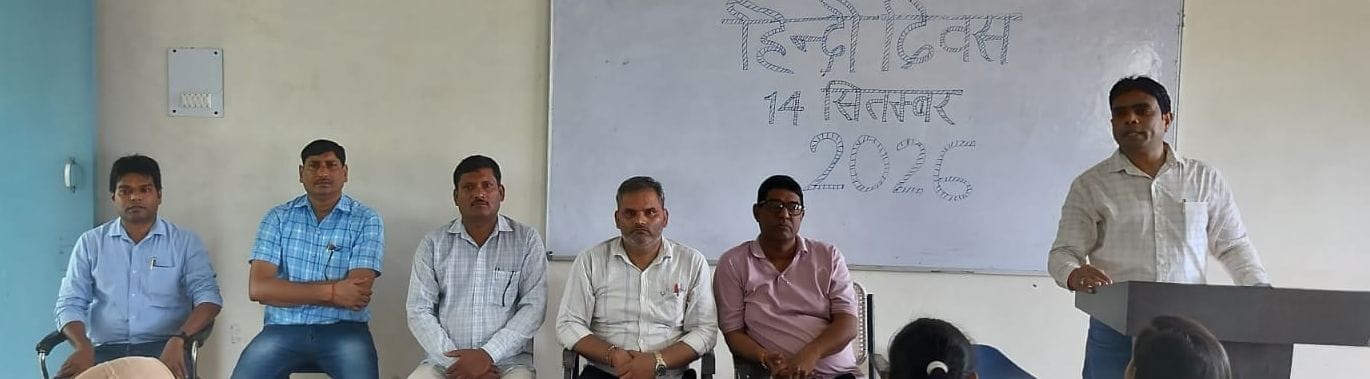 स्वामी शुकदेवानंद विश्वविद्यालय में गोष्ठी में बोलते अतिथि। स्रोत: विवि