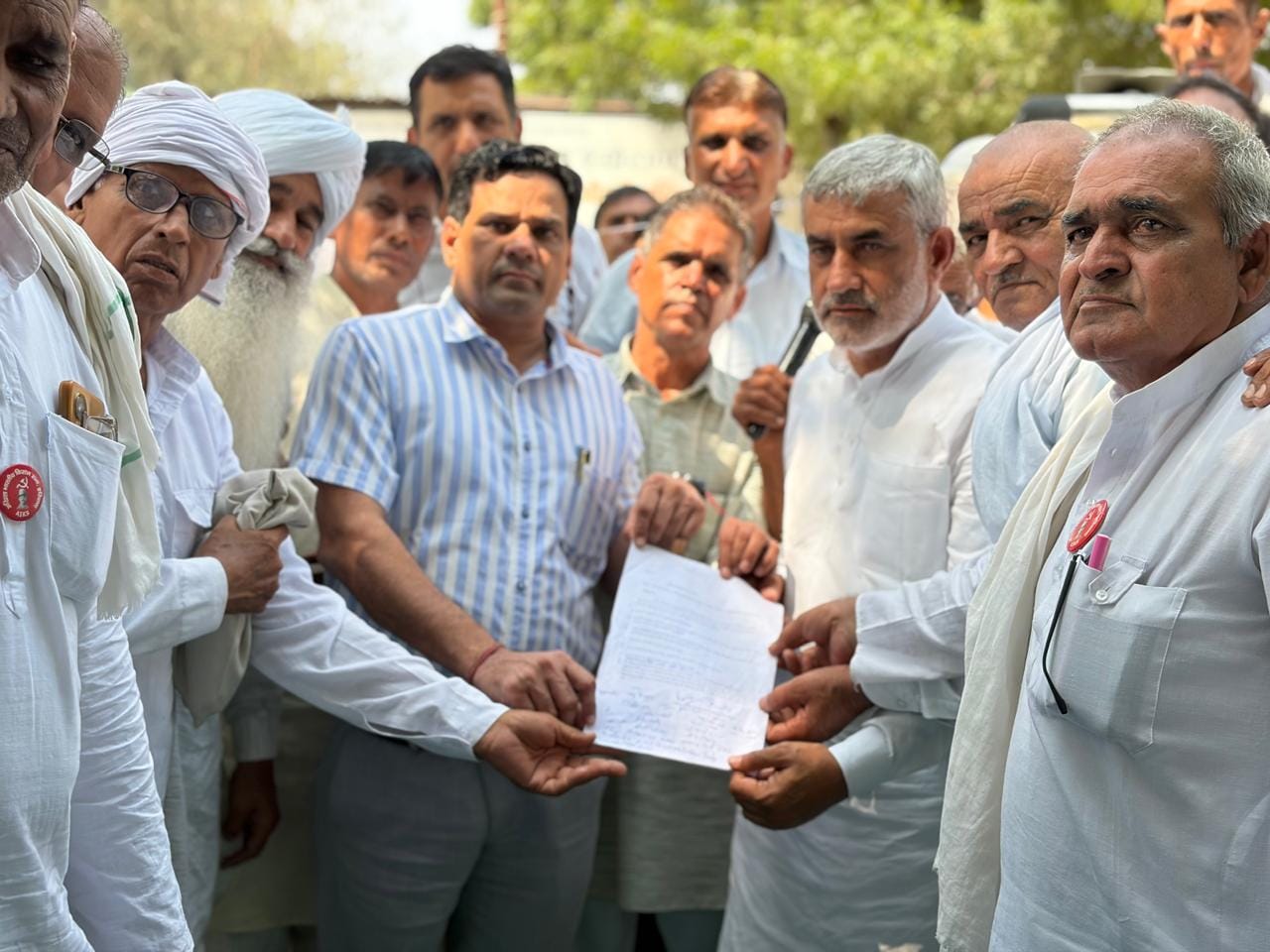 सिवानी तहसील में किसानों की मांगों को पूरा कराने के लिए तहसीलदार अनिल कुमार को ज्ञापन सौंपते वि