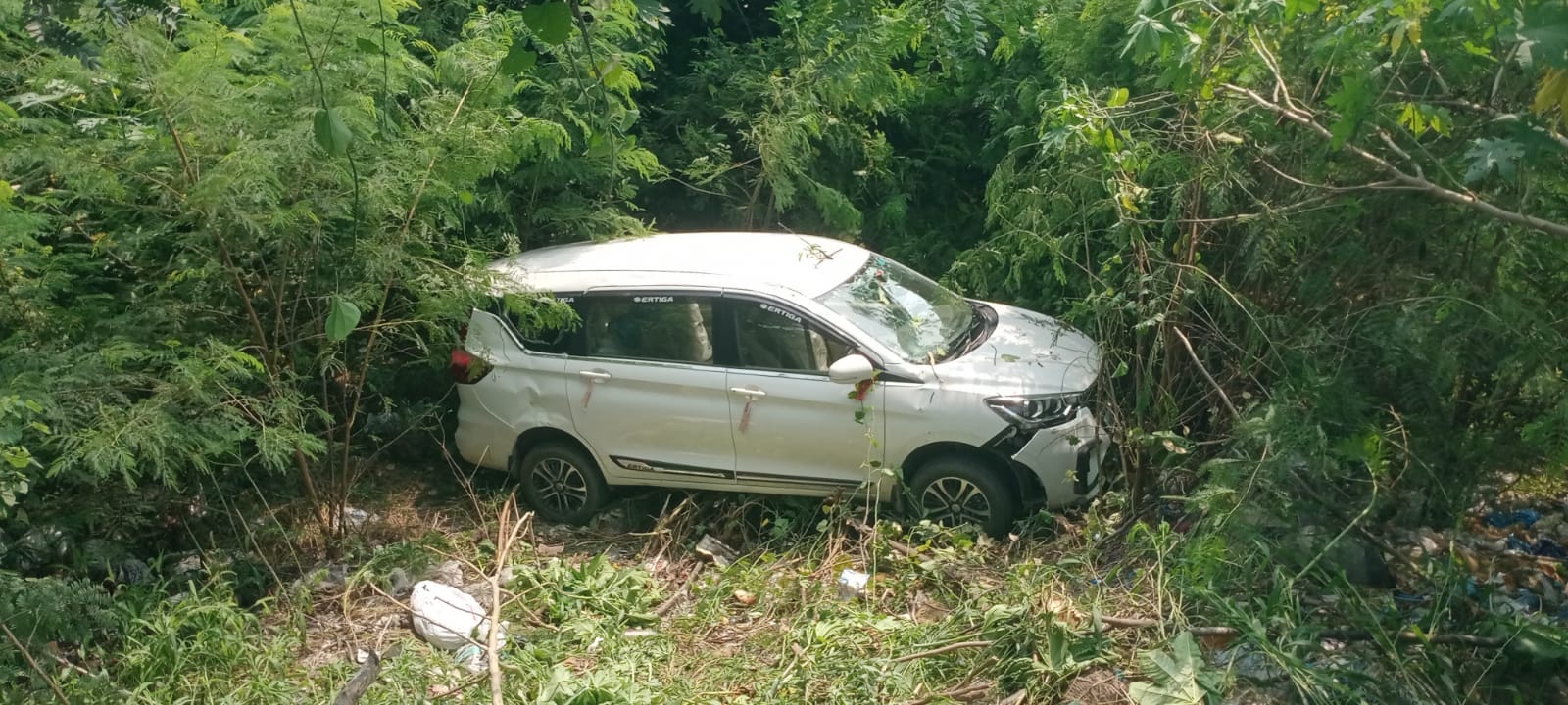 शाहगंज - दादर बाइपास स्थित 20 फुट गड्ढे में पलटी कार । संवाद