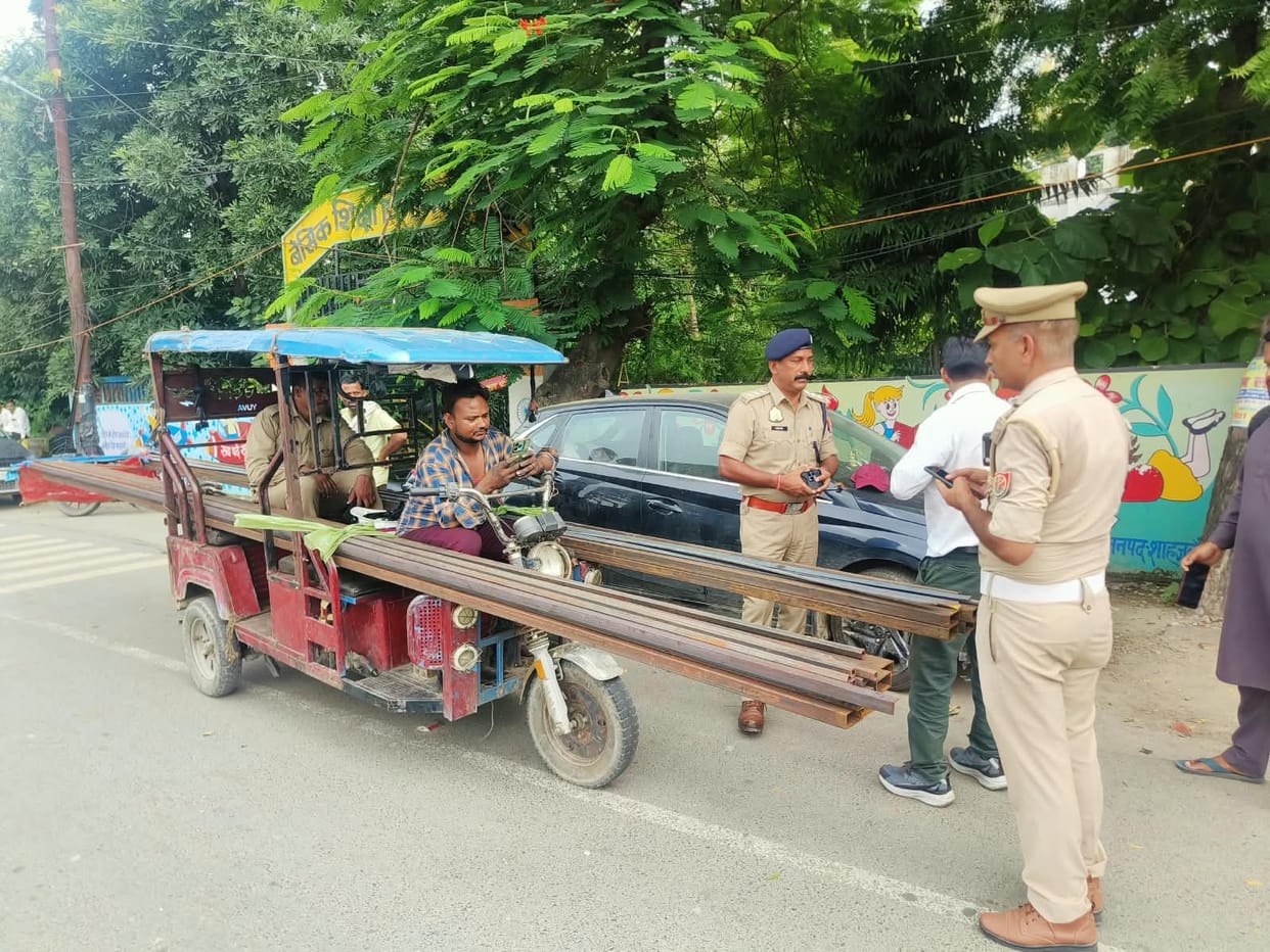 Crackdown on unregistered e-rickshaws; 130 verified.