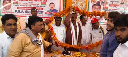 शाहजहांपुर में ददरौल विधानसभा में पीडीए चौपाल के दौरान एमएलसी का स्वागत करते नीरज मिश्रा। संवाद
