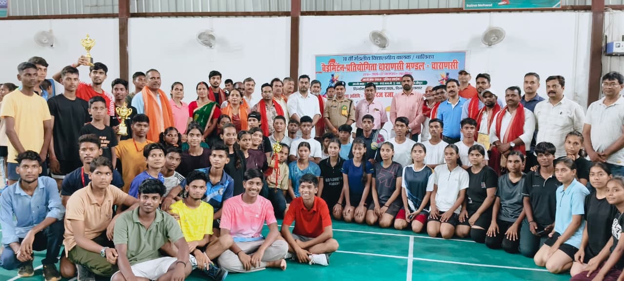 शहर के पुलिस लाइन में आयोजित माध्यमिक विद्यालयों की मंडलीय बैडमिंटन प्रतियोगिता के विजेता खिला