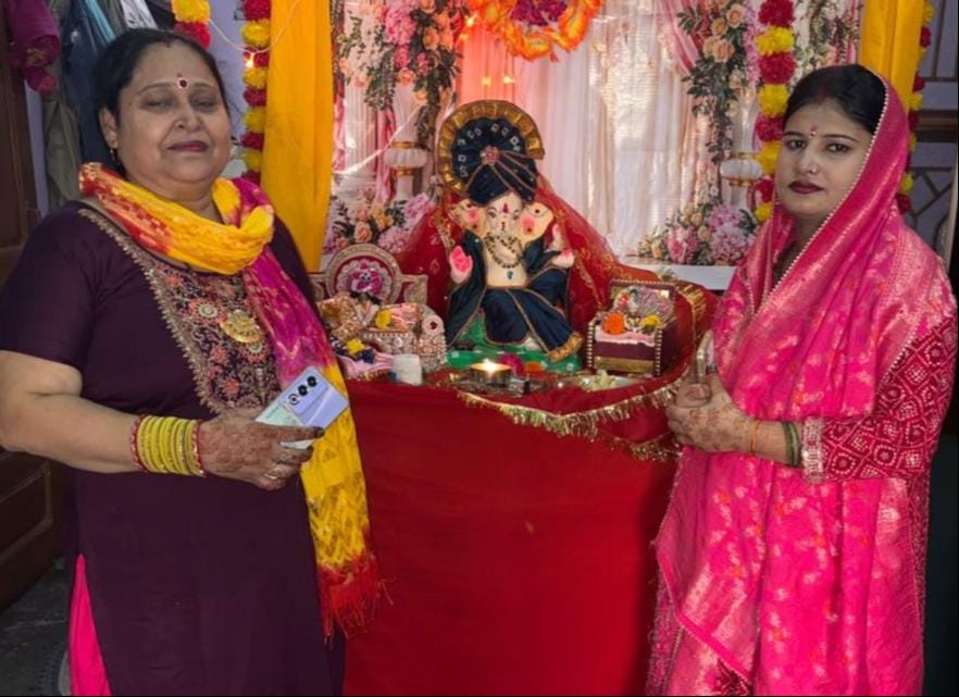 शामली के गगन विहार में गणेश चतुर्थी महोत्स्व में घर में स्थापित की गई भगवान गणेश की मूर्ति। स्र