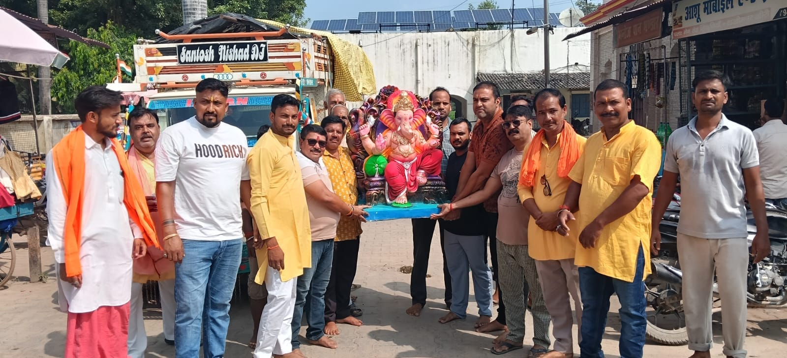 तिकुनिया कस्बे में  गाजे बाजे के साथ निकाली गई भगवान गणेश की शोभायात्रा। संवाद