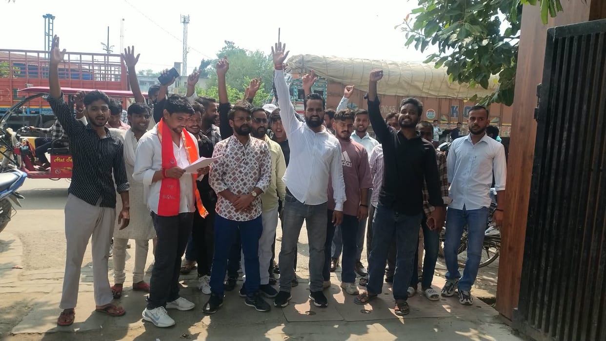 In Tilhar, a protest involving the gherao of the police station was staged against an offensive social media comment.