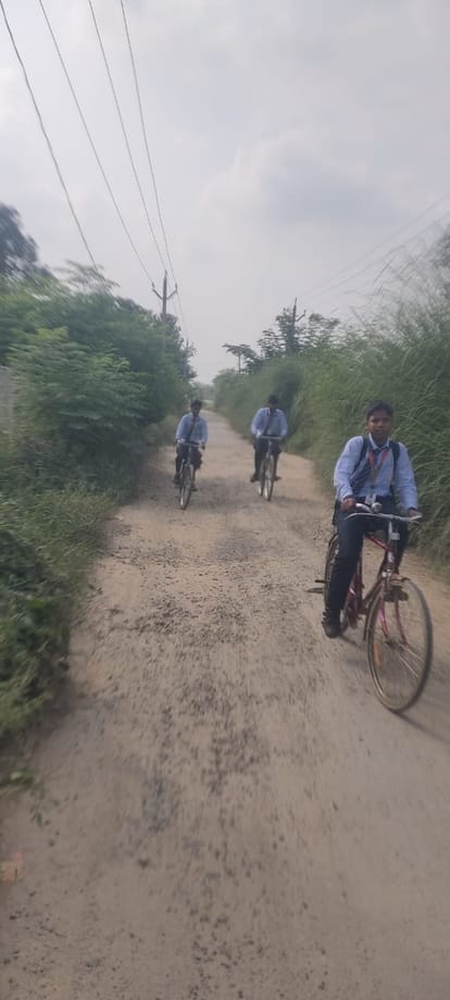 टिनिच-गौर गांव को जोड़ने वाली सड़क बदहाल संवाद