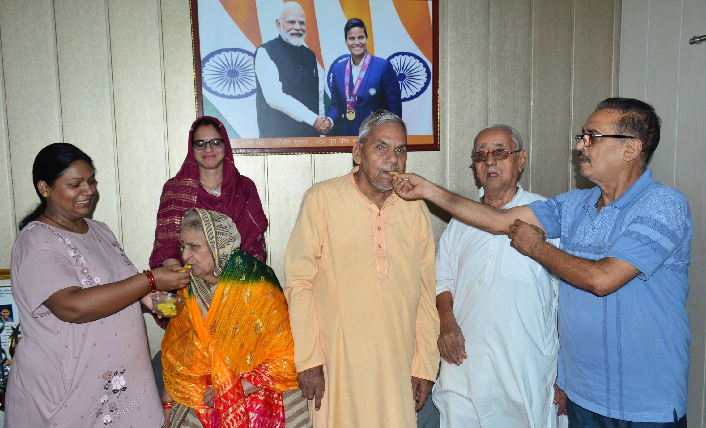 दीप्ति के परिजन को मिठाई खिलाते खेलप्रेमी