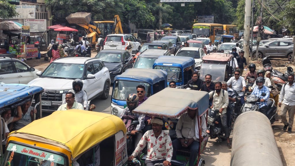 दिल्ली गेट पर जाम में फंसे वाहन। 