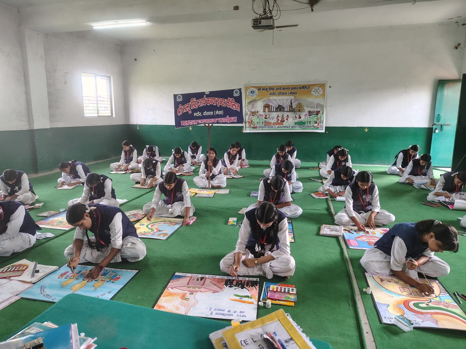 दौराला - श्री मल्हू सिंह आर्य कन्या इंटर कॉलेज में आयोजित पोस्टर प्रतियोगिता में प्रतिभाग करतीं