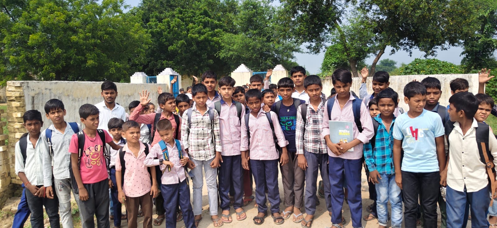 दादों में विद्युत निगम के खिलाफ विरोध प्रदर्शन करते स्कूली बच्चे। संवाद