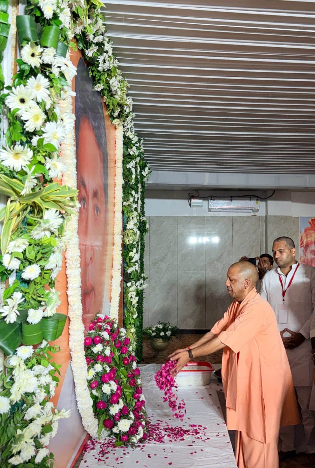 दिवंगत विधायक अनिल शर्मा को श्रद्धांजलि देते मुख्यमंत्री योगी आदित्यनाथ । संवाद