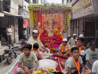 द्वारिका धीश मंदिर से निकली शोभा यात्रा। संवाद