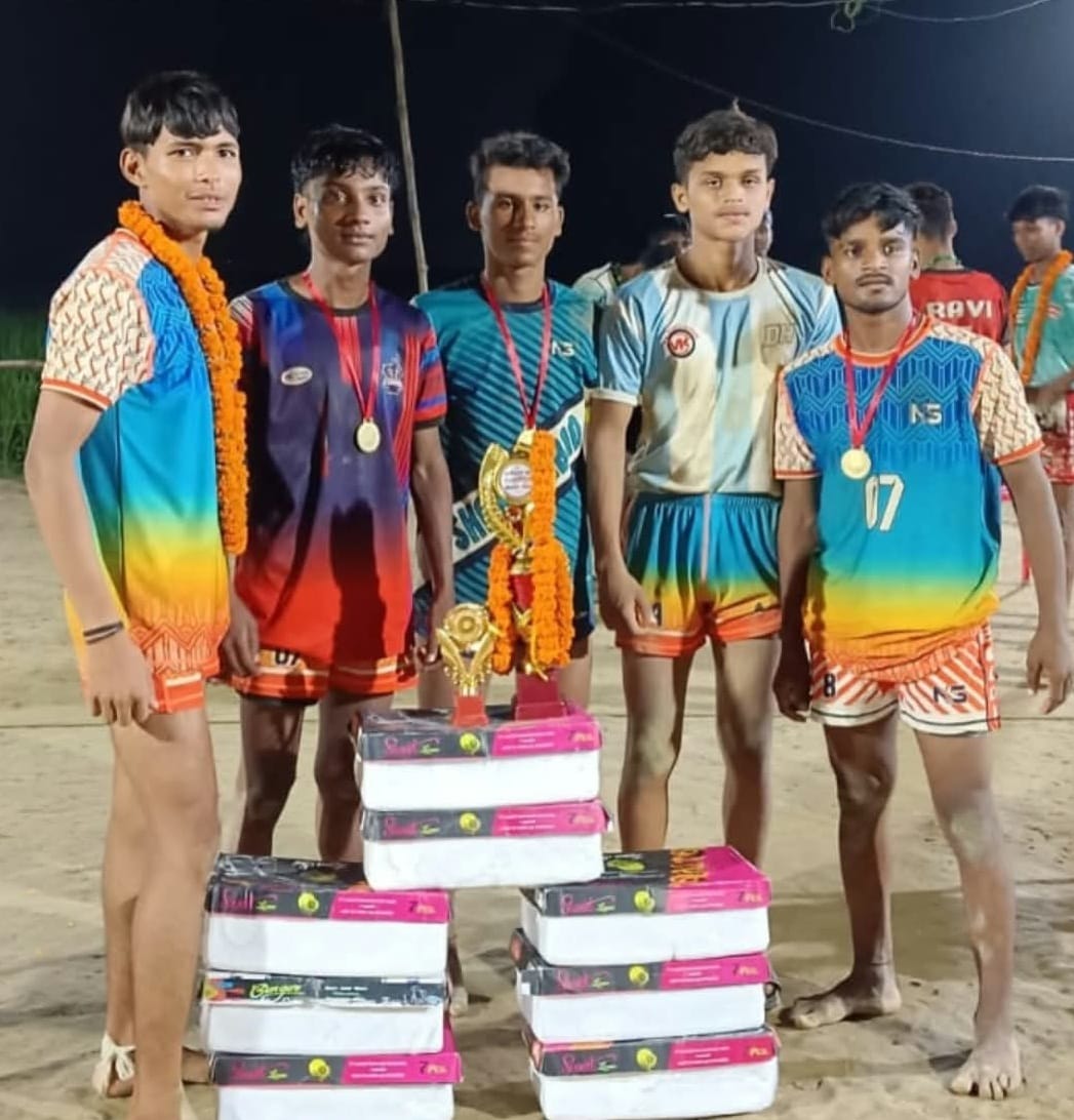 विजेता ट्राफी के साथ चौरईडीह कबड्डी टीम के खिलाड़ी ।स्रोत स्वयं