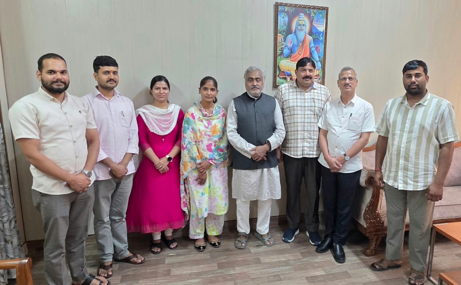विद्यार्थियों को सम्मानित करते हुए कुलपति। विज्ञप्ति