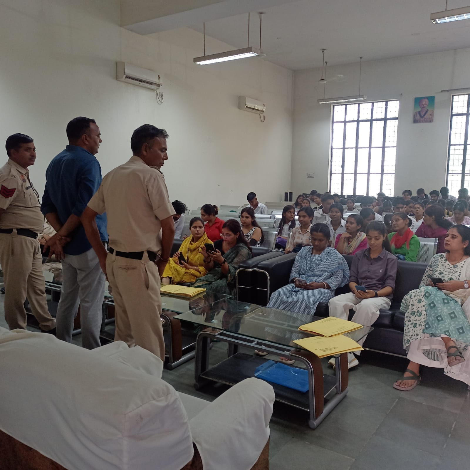 विद्यार्थियों को साइबर अपराधों के प्रति जागरूक करती पुलिस टीम। स्रोत : कॉलेज