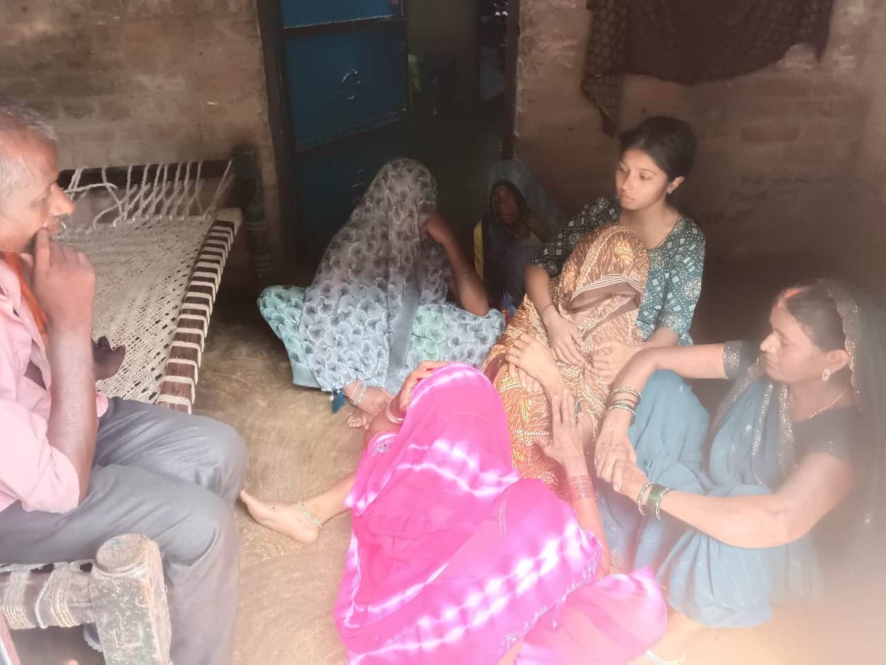युवक की मौत के बाद बहन के गोद में सिर रखकर बदहवास लेटी मां। संवाद
