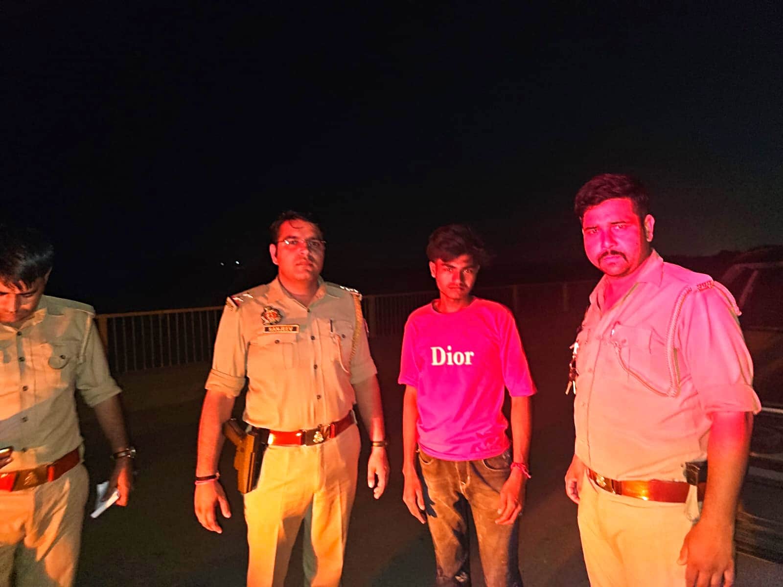 युवक के साथ मौजूद पुलिस। स्रोत:पुलिस