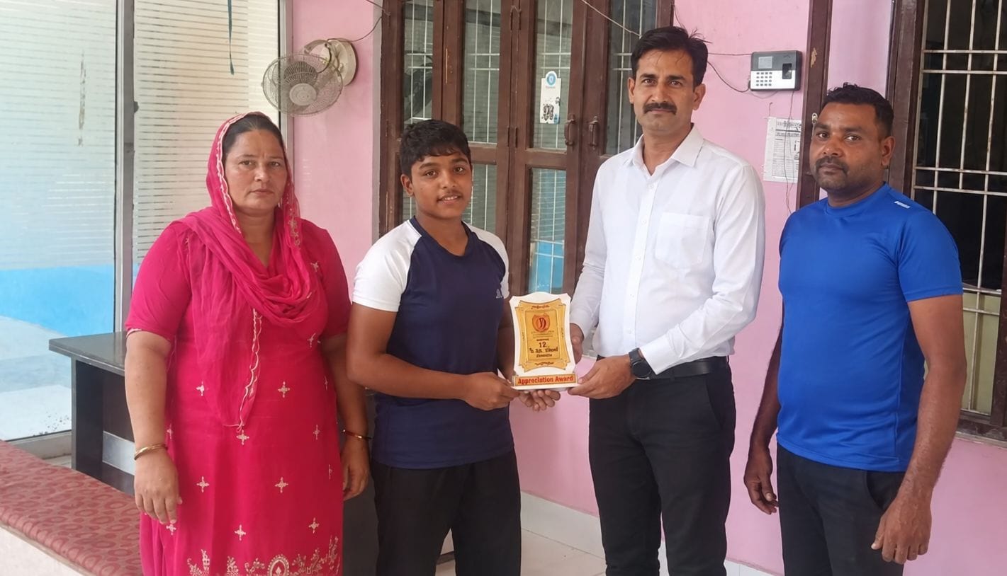15जेएनडी01- नेशनल कुश्ती में तीसरे स्थान पर आने के बाद स्कूल लौटने पर कनिका को सम्मानित करते हु