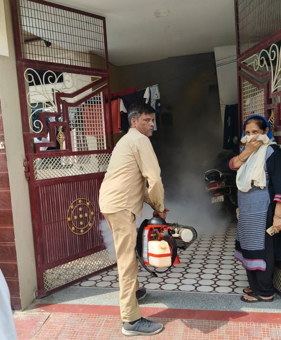 15जेएनडी23: संदिग्ध क्षेत्र में फोगिंग करते हुए स्वास्थ्य विभाग के कर्मचारी। संवाद