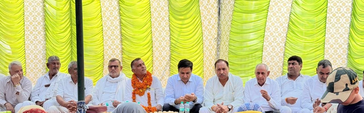 15jjrp04- पलड़ा गांव में आयोजित सम्मान समारोह में मंच पर मौजूद प्रधान वीरेंद्र दरोगा व समाज के 
