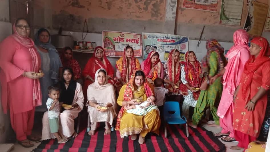 33-गोद भराई कार्यक्रम के दौरान उपस्थित आंगनवाड़ी वर्कर और अन्य महिलाएं। स्रोत : विभाग