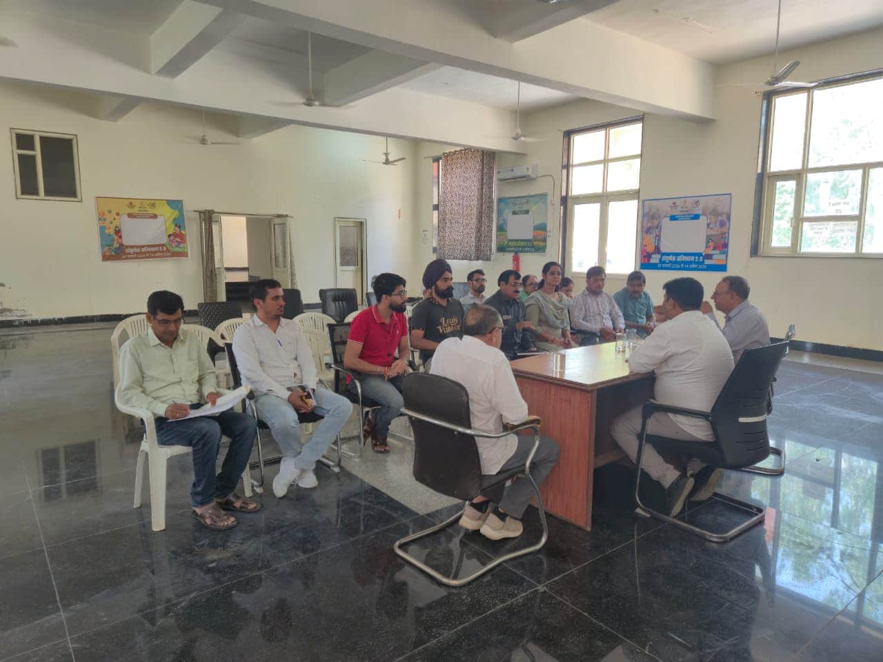 आकांक्षी ब्लॉक कार्यक्रम की समीक्षा बैठक लेते हुए अधिकारी।