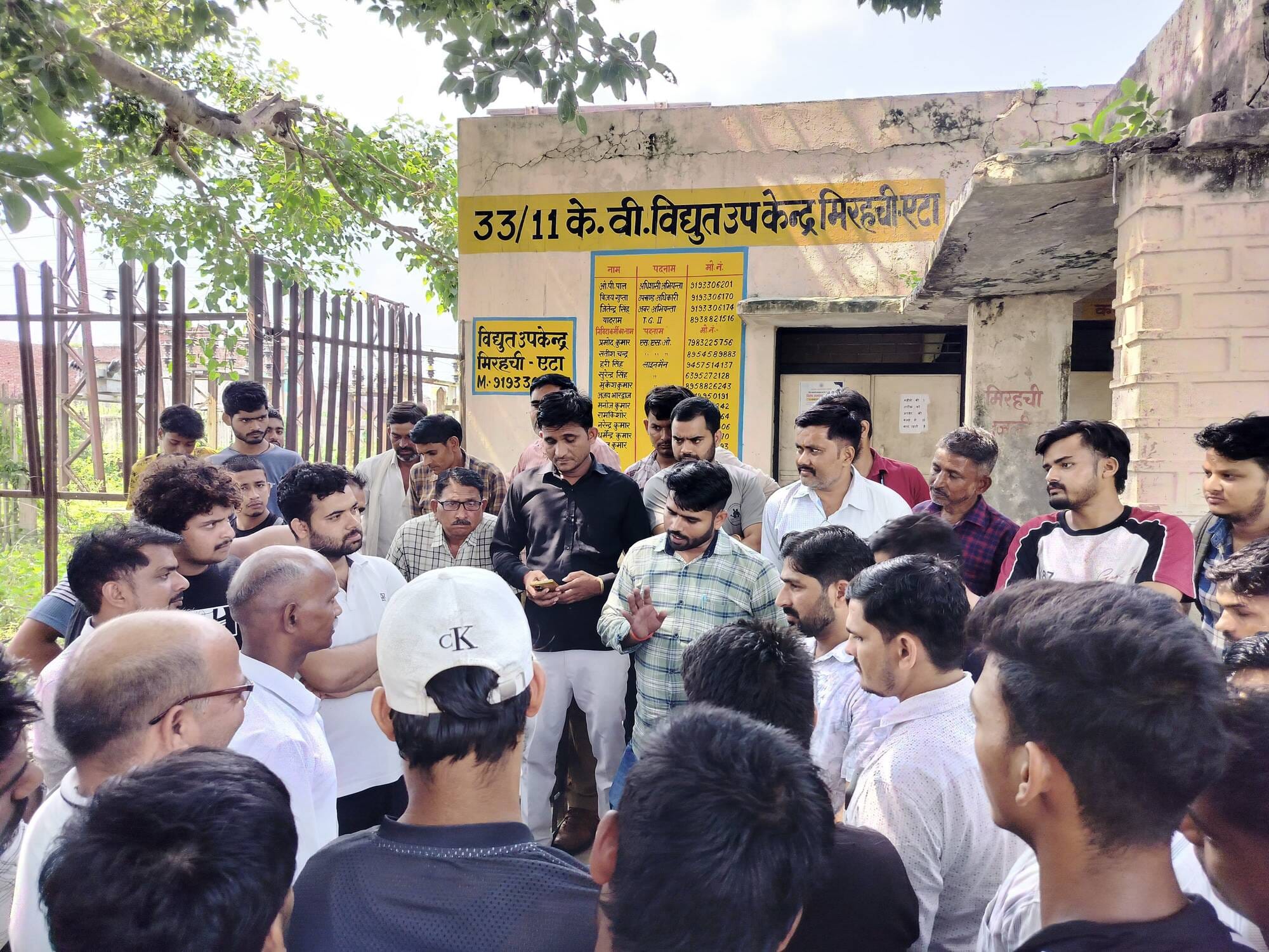 आक्रोशित ग्रामीणों को समझाते  जेई जितेंद्र सिंह। संवाद