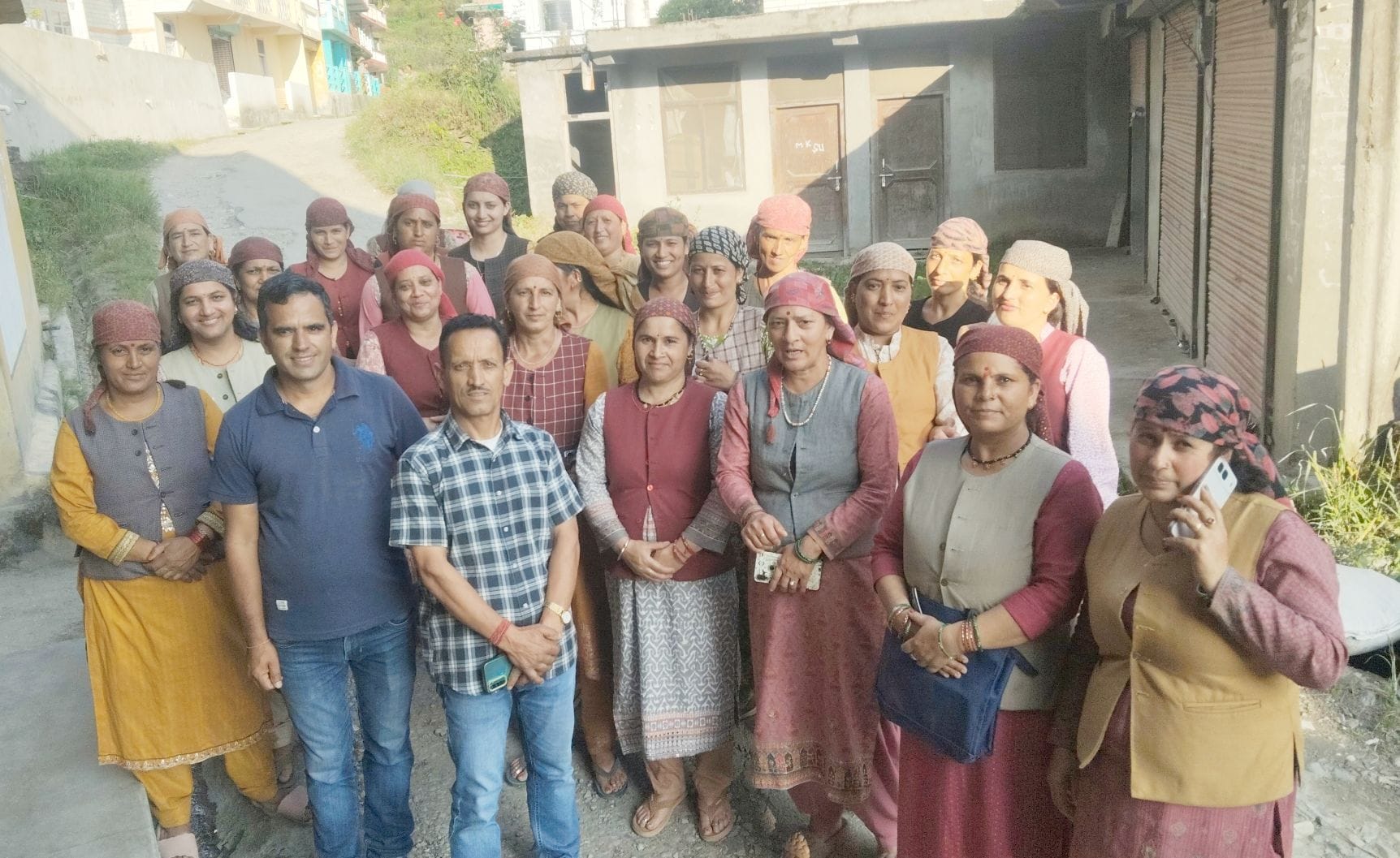 आनी की कराणा पंचायत में नशे और जुए के खिलाफ जागरूकता रैली निकालते जनप्रतिनिधि और महिलाएं। संवाद