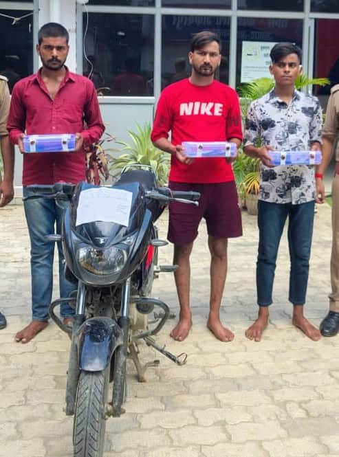 Three thieves arrested with 12 mobile phones