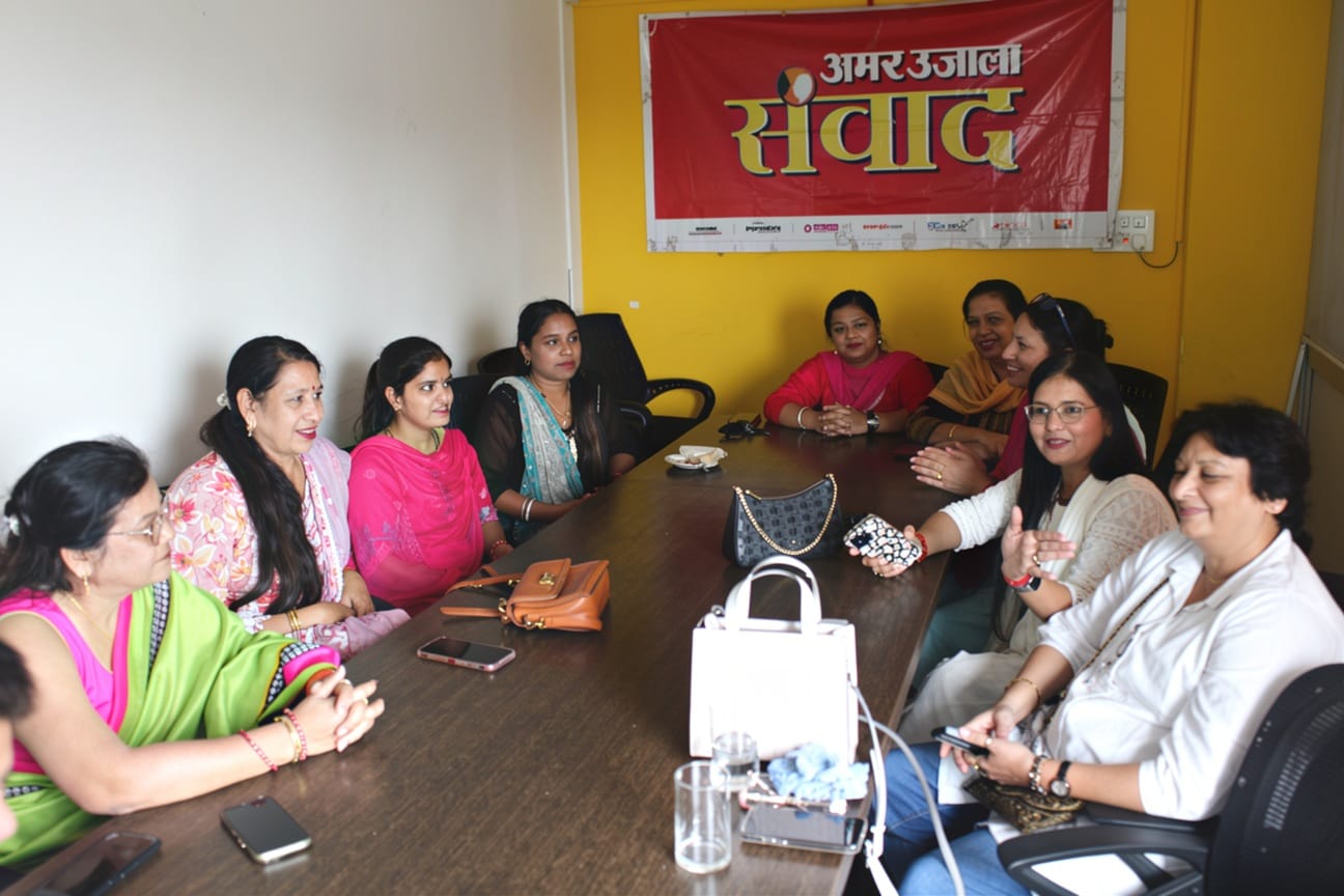 .अमर उजाला फाउंडेशन की ओर से आयोजित संवाद कार्यक्रम में अपने विचार रखती महिलाएं। संवाद