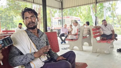 अस्पताल में मृतकों के परिजन