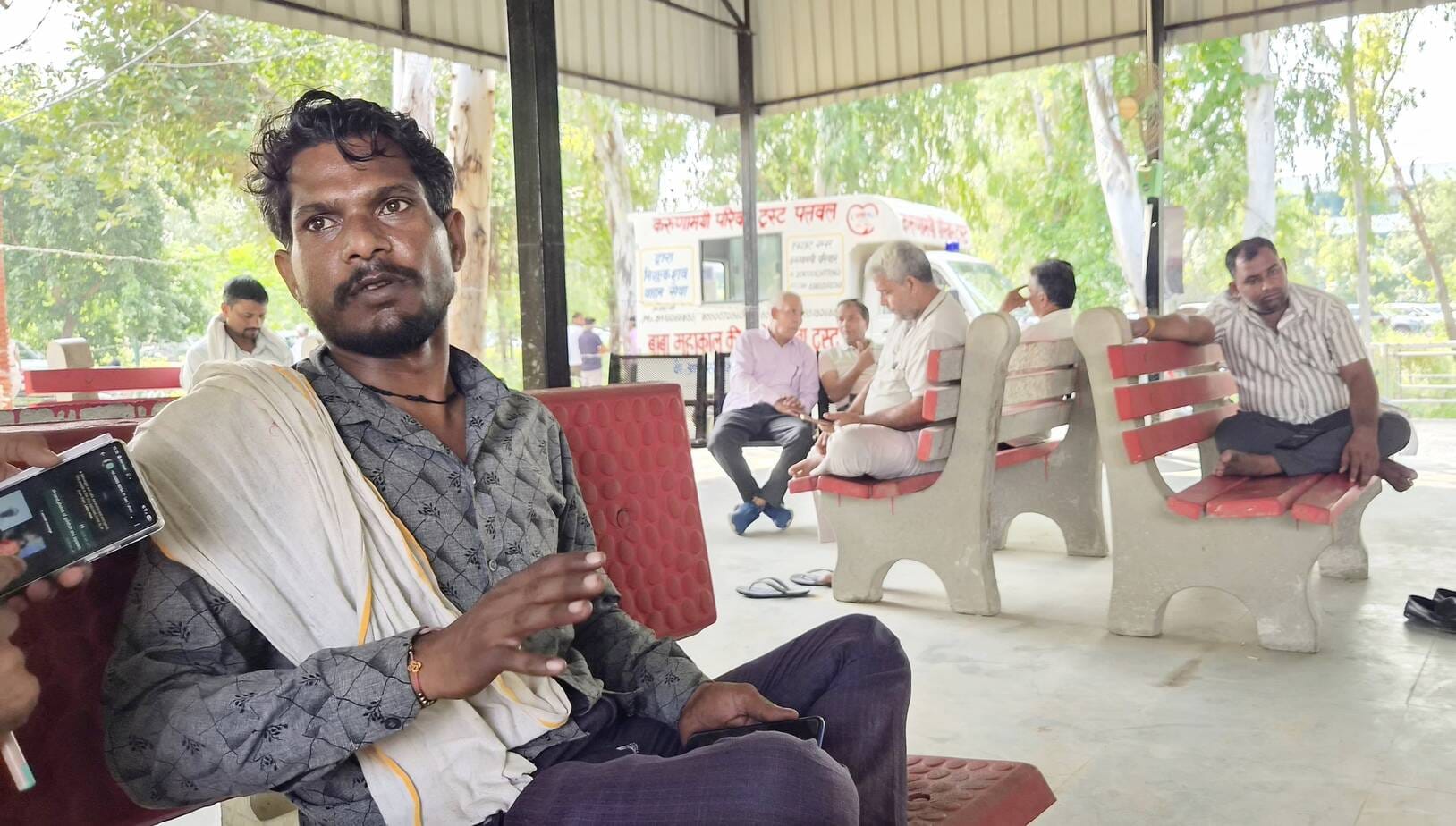अस्पताल में मृतकों के परिजन