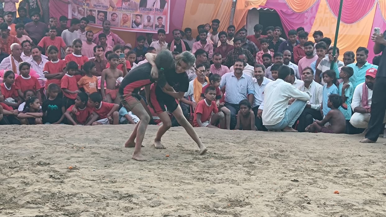 Young wrestlers displayed their prowess in the arena, drawing thunderous applause.
