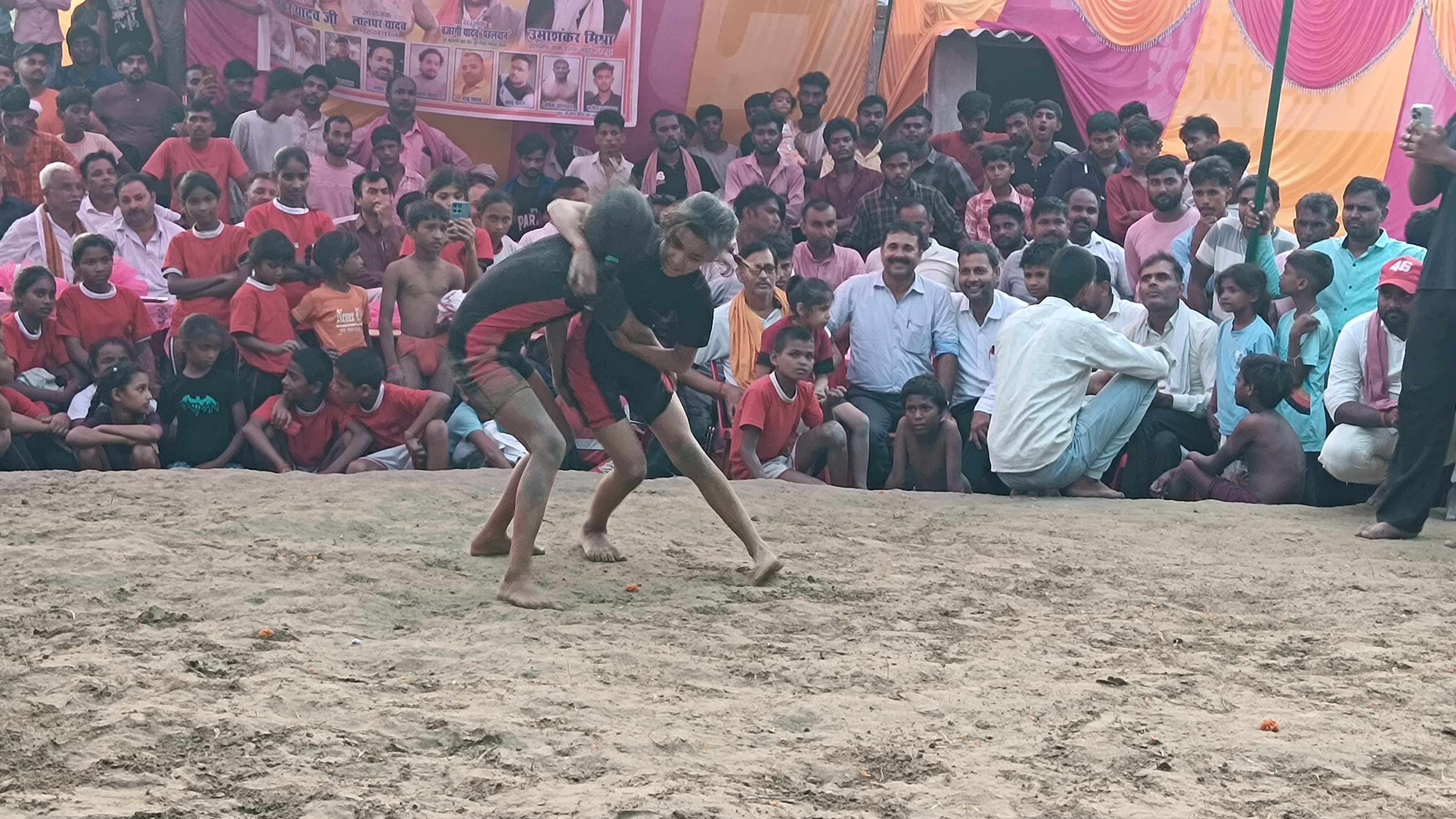बबुईया हरपुर में आयोजित दंगल में जोर आजमाइश करते बाल पहलवान ।स्रोत-सोशल मीडिया