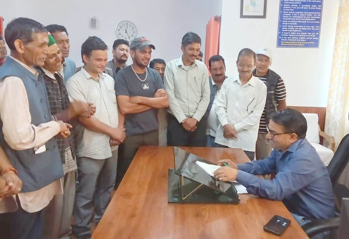 बुच्छैर पंचायत का नाम बदलने पर ग्रामीणों ने एसडीएम को सौंपा शिकायत पत्र। संवाद