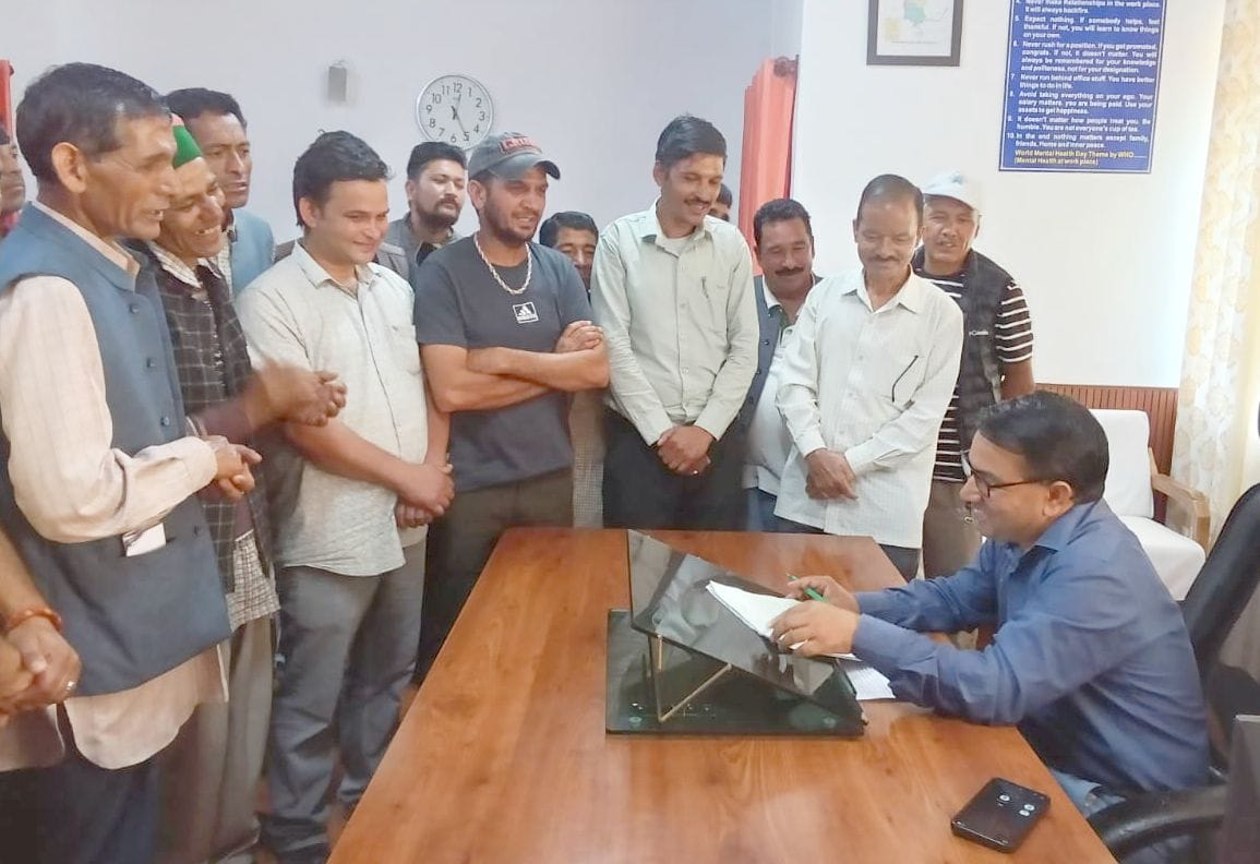 बुच्छैर पंचायत का नाम बदलने पर ग्रामीणों ने एसडीएम को सौंपा शिकायत पत्र। संवाद