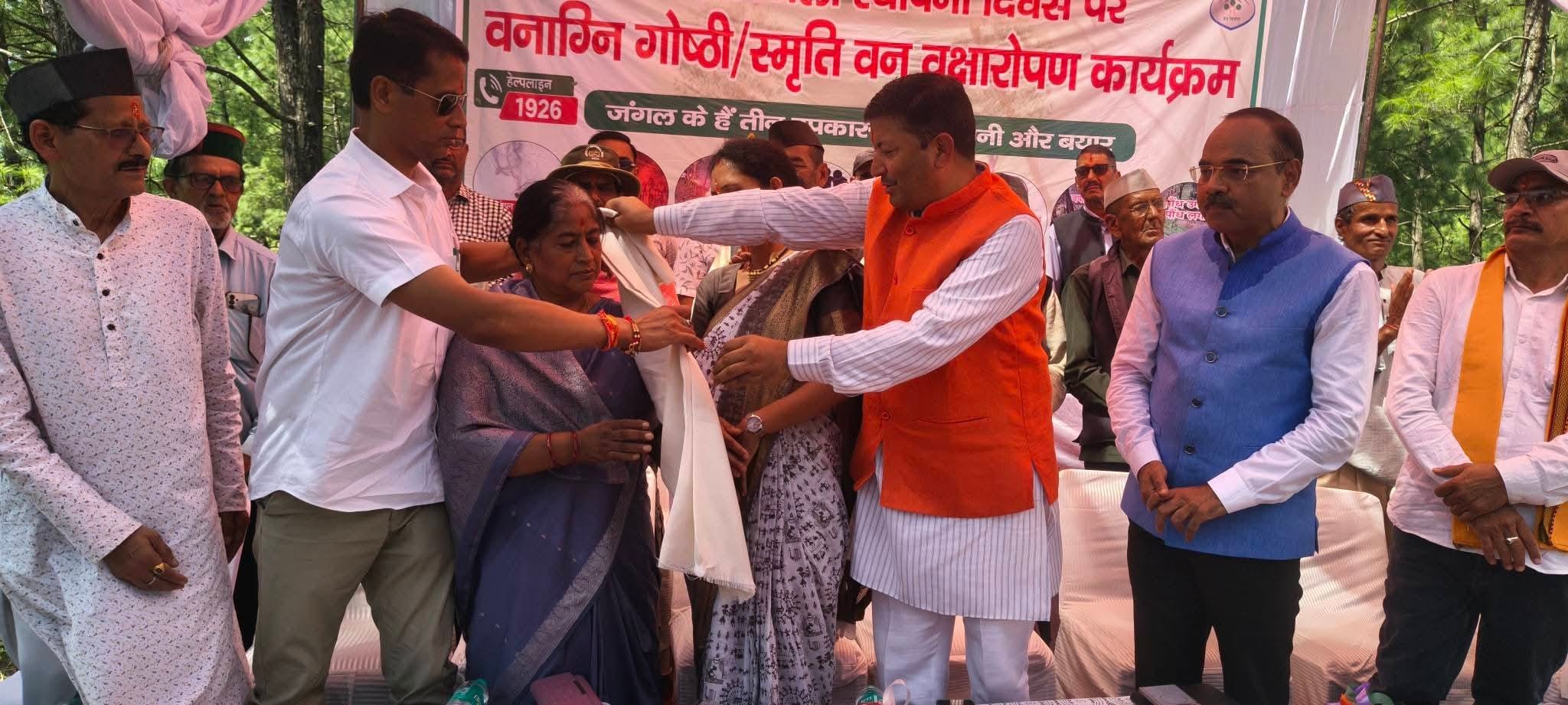 बागेश्वर के खबडोली में जिला स्थापना दिवस पर आयोजित कार्यक्रम में आंदोलनकारियों को सम्मानित करते