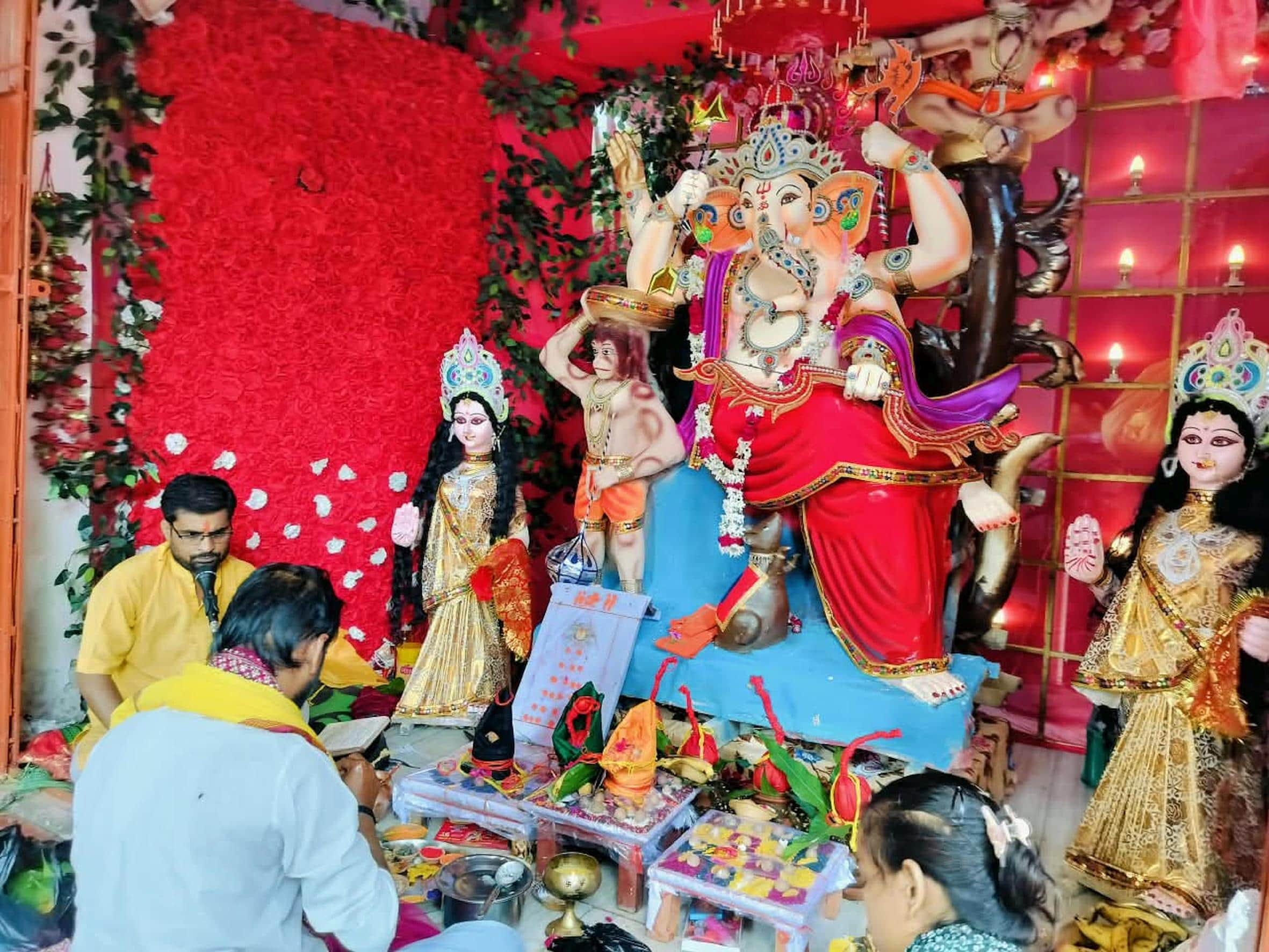 बहराइच के मीराखेलपुरा में गणेश भगवान की पूजा करते श्रद्धालु। 
