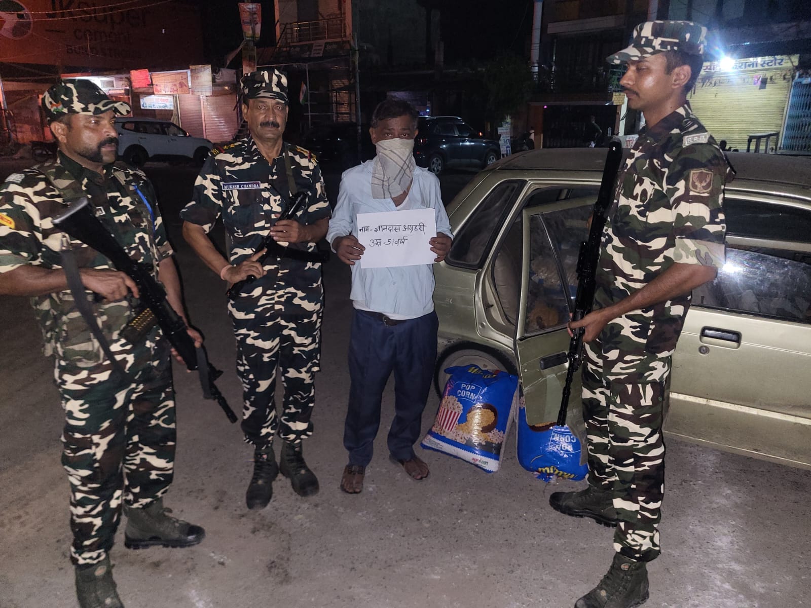 भारत नेपाल सीमा बढ़नी में मक्के की तस्करी करते हुए पकड़ा गया तस्कर। स्रोत एसएबी