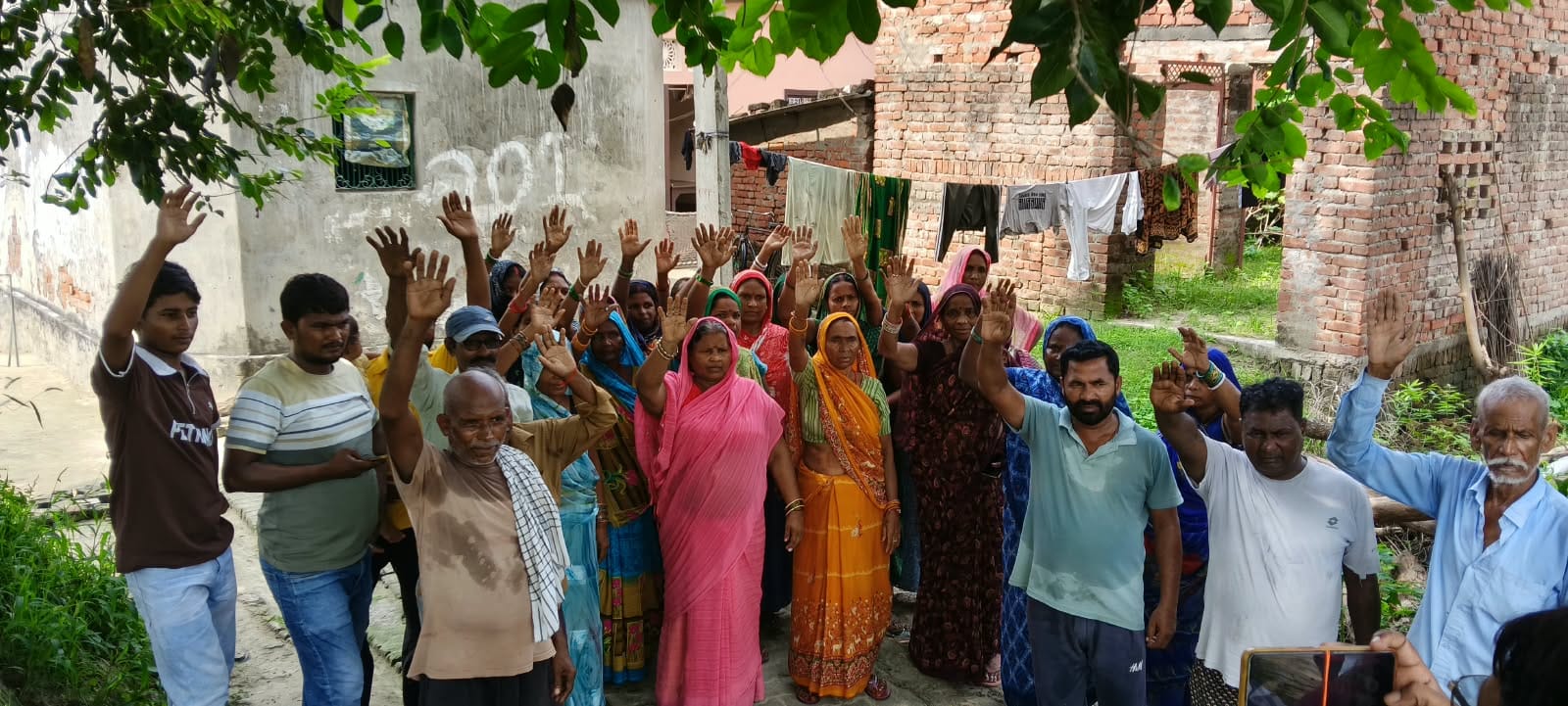 बिजली समस्या को लेकर प्रदर्शन करती दुलमपुर की महिलाएं