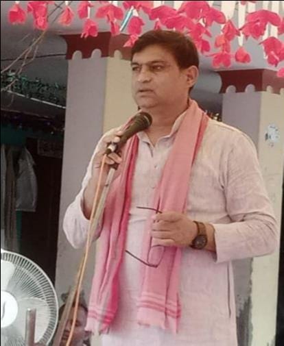 बेल्थरारोड विधानसभा के ककरी गांव में आयोजित पीडीए चौपाल को संबोधित करते सपा के राष्ट्रीय सचिव 