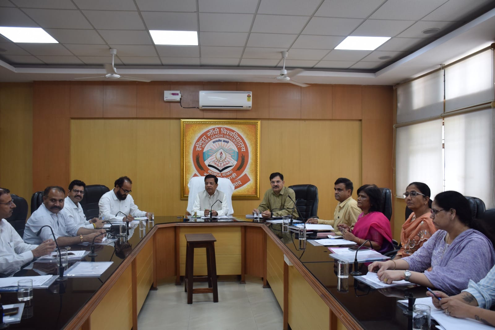 बैठक लेते कुलपति प्रो. असीम मिगलानी। स्रोत : विवि