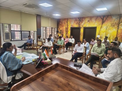 बैठक में मौजूद उपायुक्त व अन्य अधिकारी। 